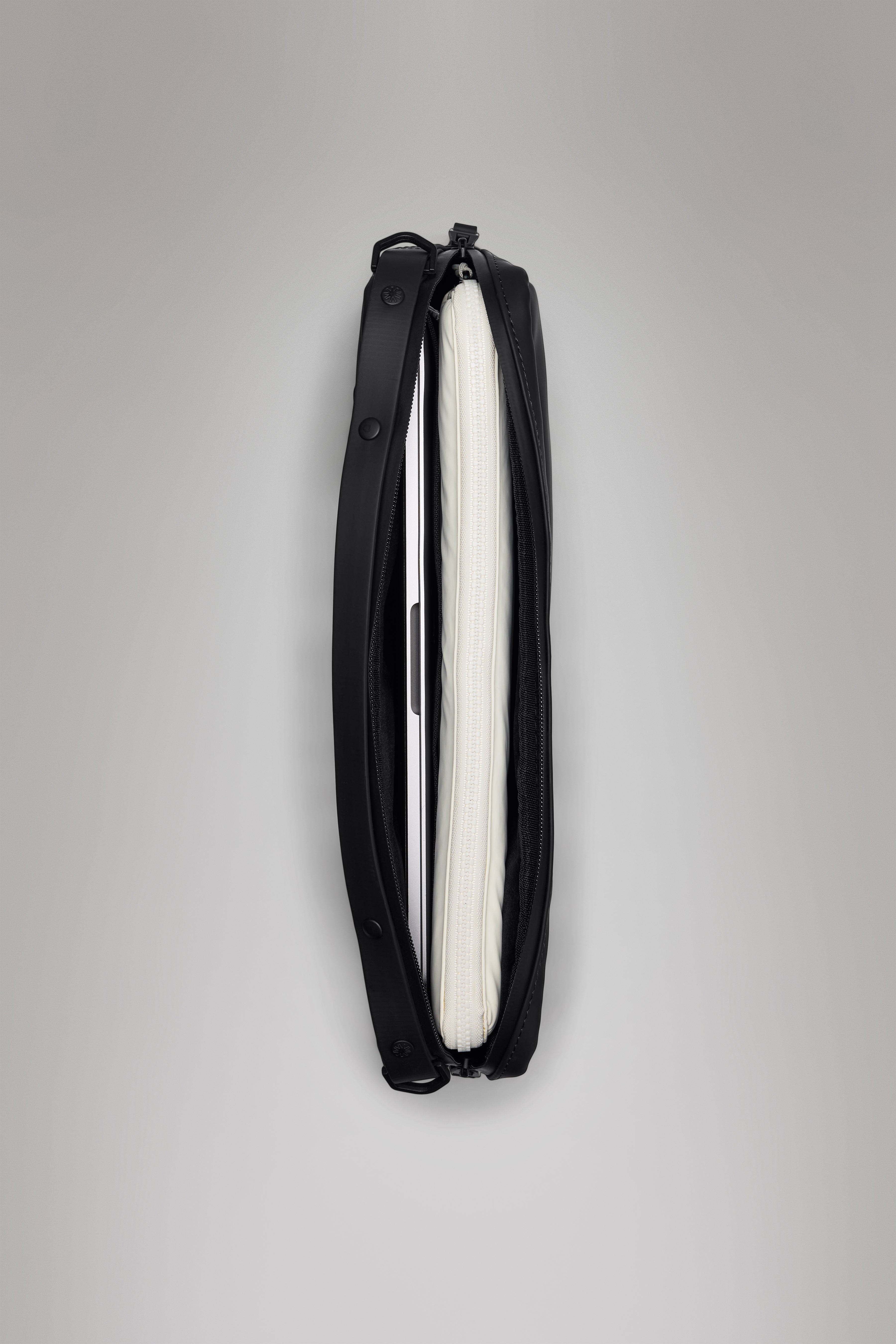 RAINS Laptop Bag 15″/16″ Black 6L H28 x D5.50 x W39 cm Laptop bag