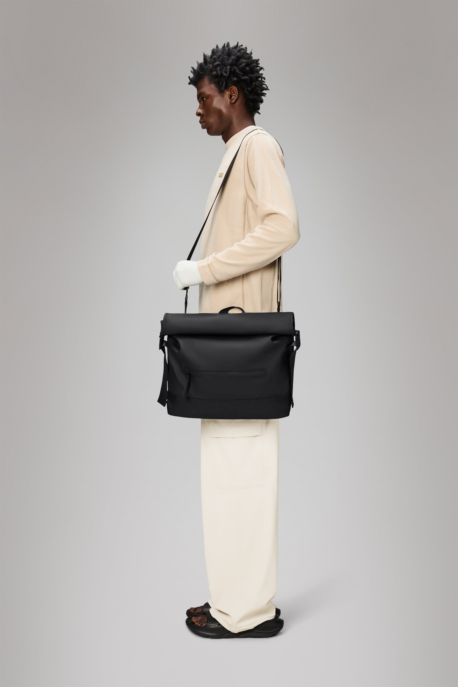 RAINS Trail Rolltop Messenger Bag Black 13L H27 x D12 x W41.25 cm Messenger