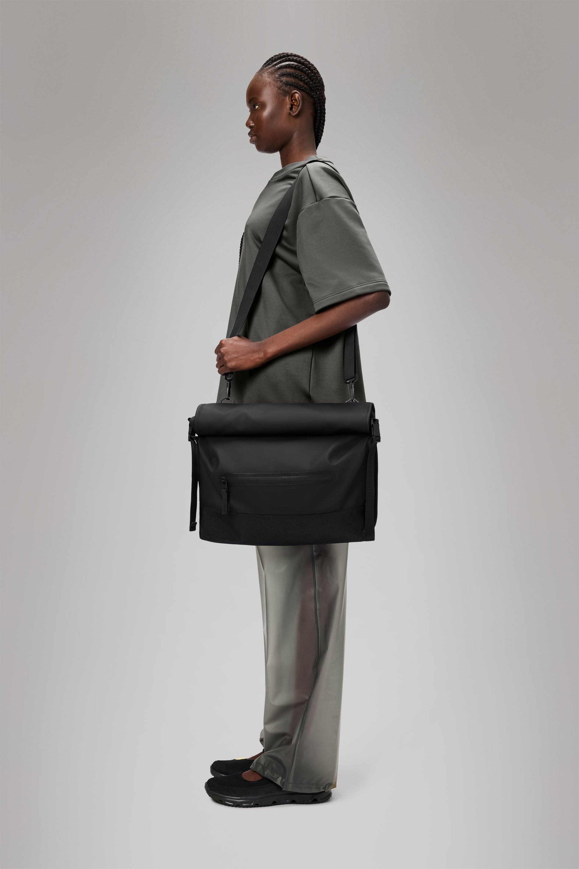 RAINS Trail Rolltop Messenger Bag Black 13L H27 x D12 x W41.25 cm Messenger