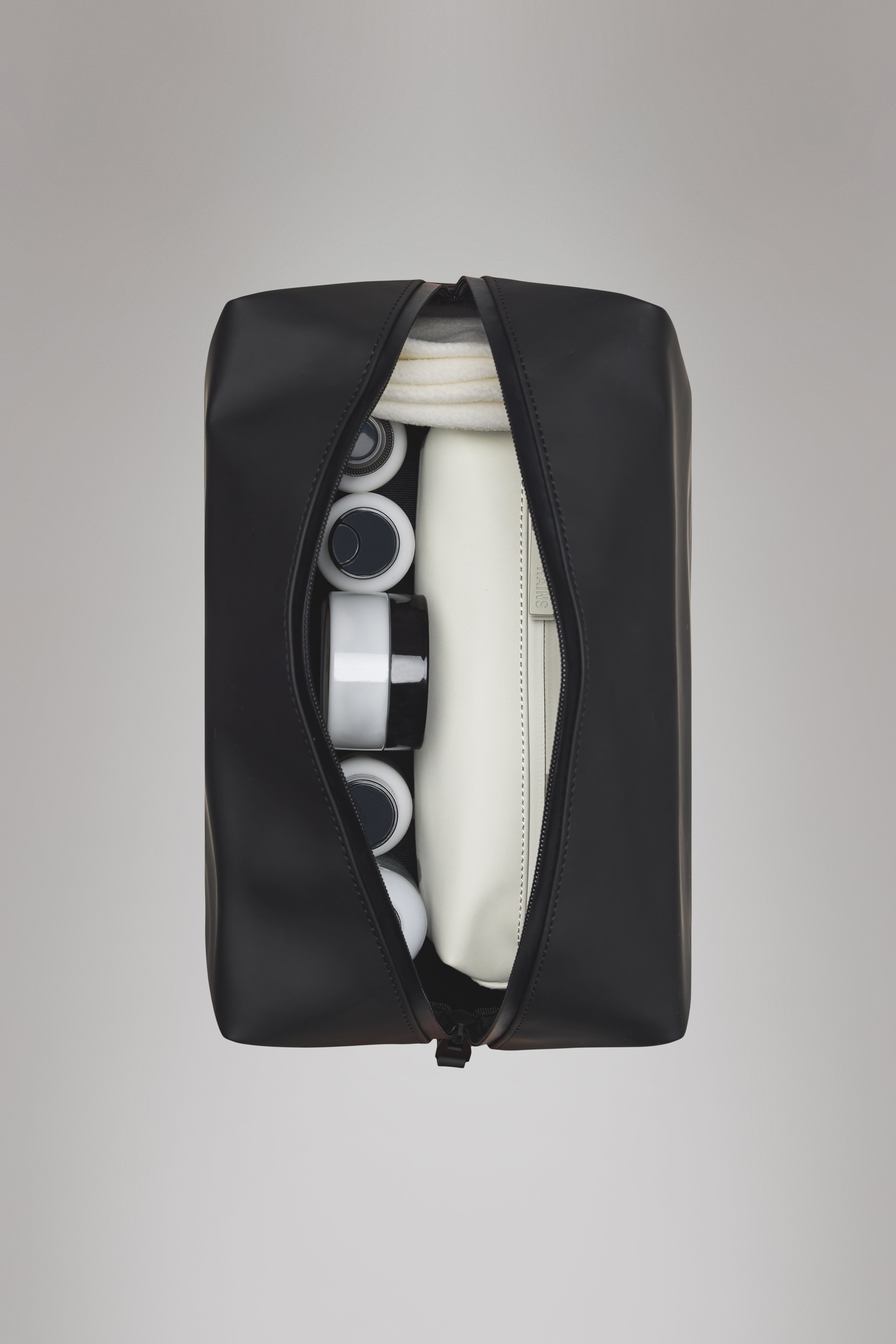 Rains Wash Bag Large Black 6.70L H17 x D14.50 x W27 cm Washbag