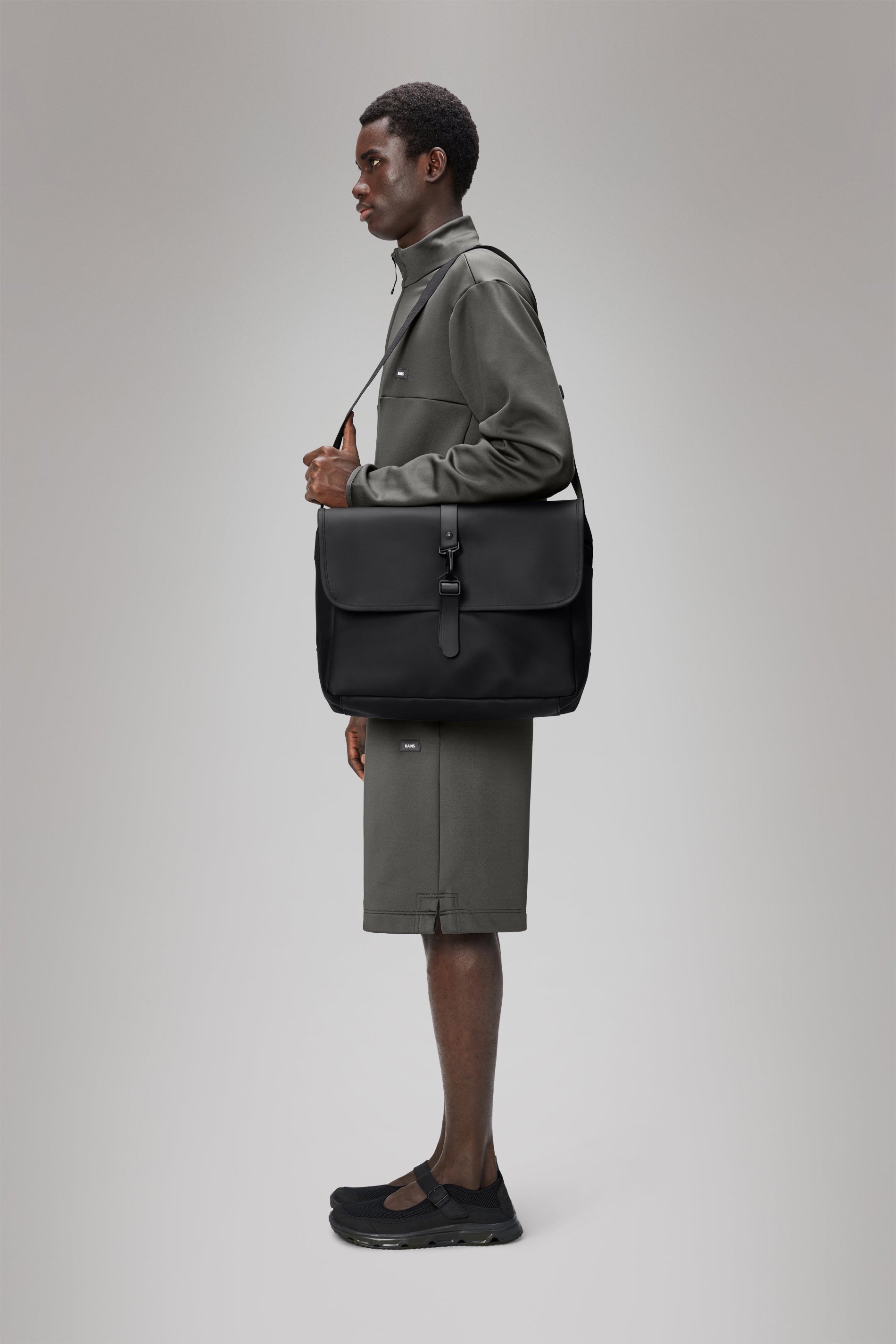 RAINS Messenger Bag Black 11L H30 x D10 x W38 cm Messenger