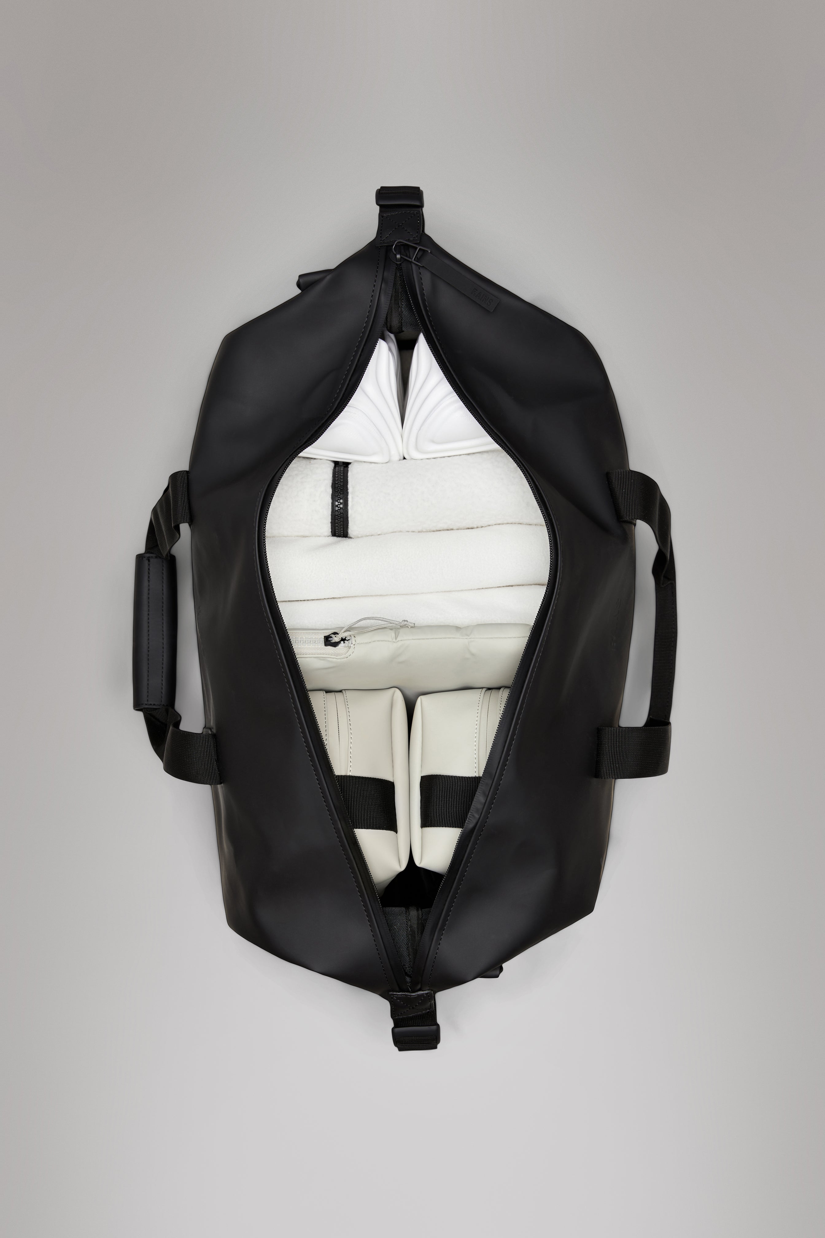 RAINS Hilo Weekend Bag Large Black 47L H29 x D27 x W60 cm Weekender