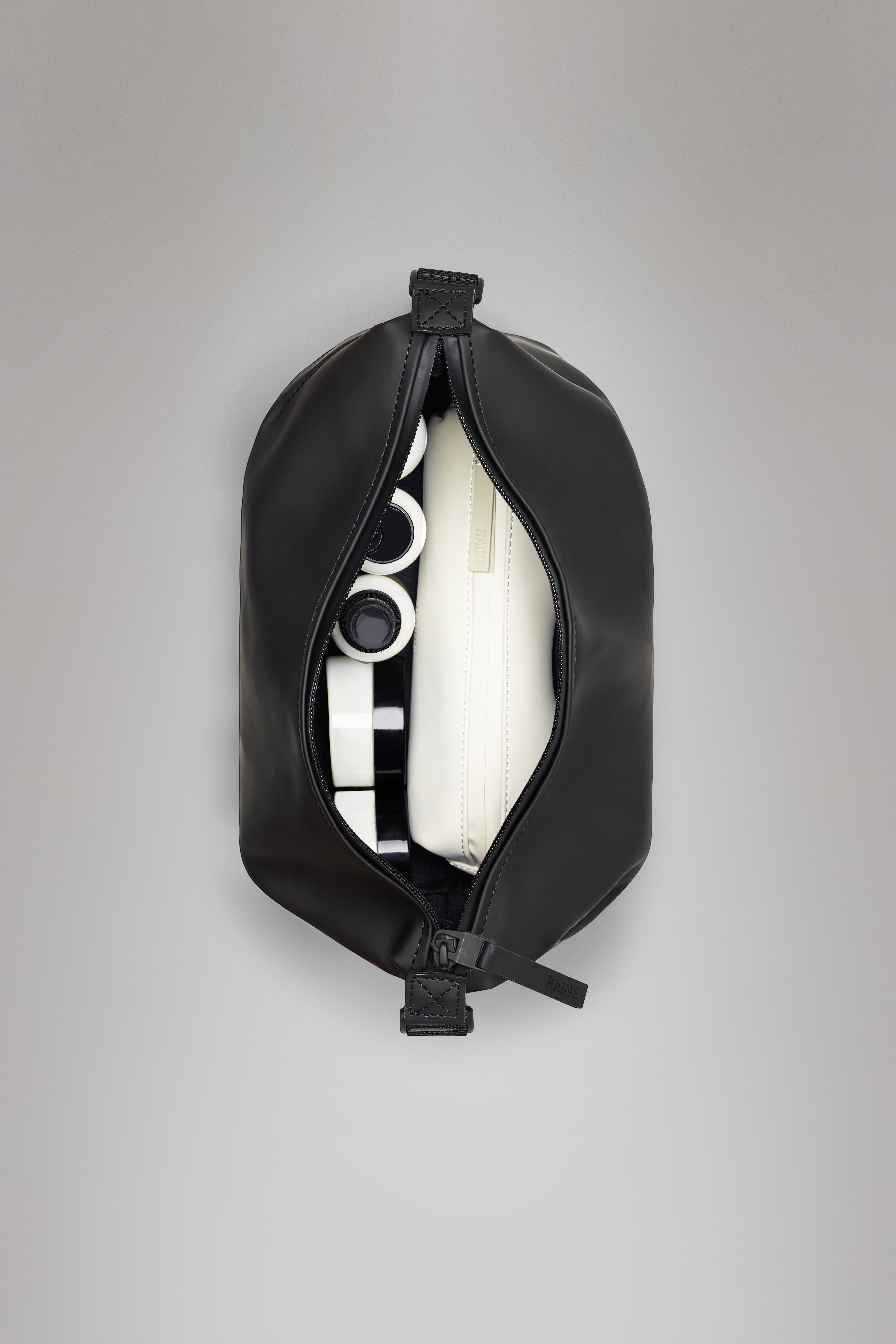 RAINS Hilo Wash Bag Black 4.40L H14 x D12 x W26 cm Washbag