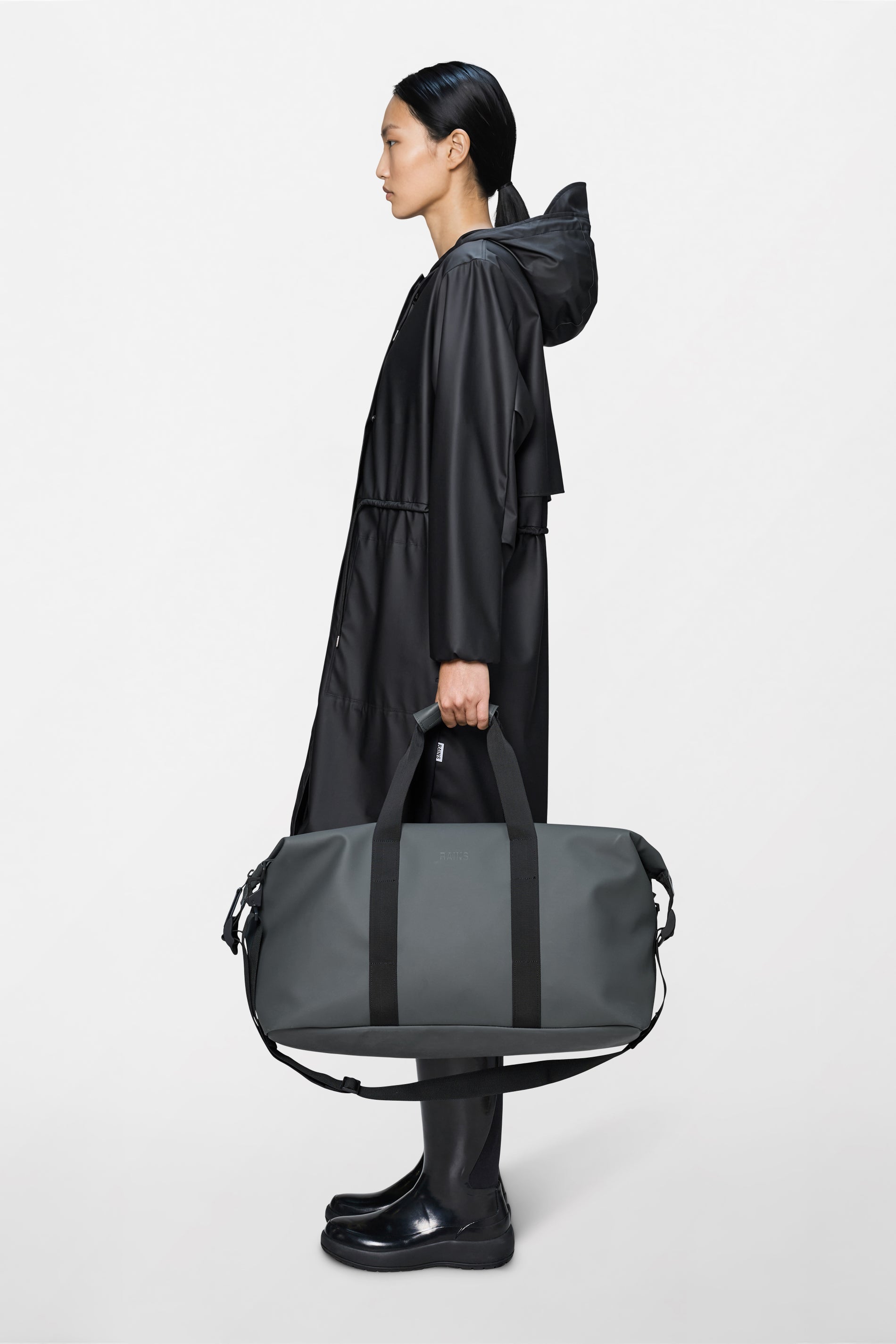 RAINS Hilo Weekend Bag Dark Grey 36L H27 x D24 x W53 cm Weekender